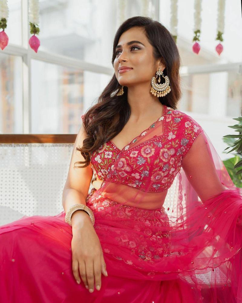ramya-pandian-latest-hot-photos